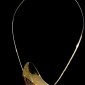 1. Neckpiece/brooch, 18kt gold, pleated coloured stainless steel